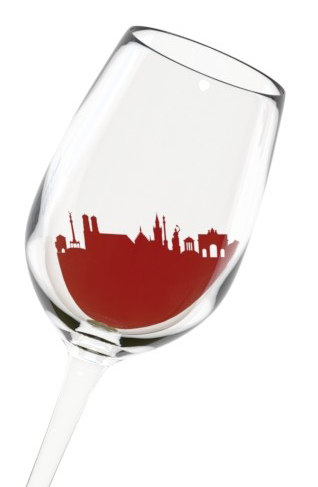 Weinglas mit roter Stadtsilhouette